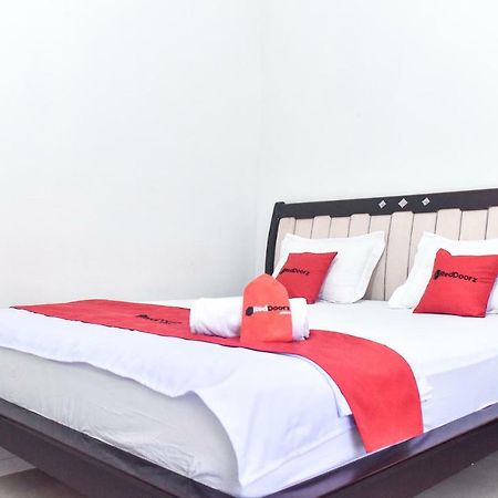 Hotel Reddoorz Near Sultan Hasanuddin Airport 2 Makassar Exterior foto