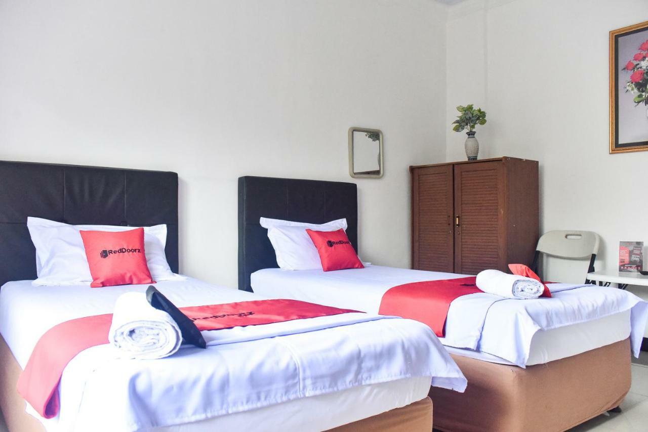 Hotel Reddoorz Near Sultan Hasanuddin Airport 2 Makassar Exterior foto