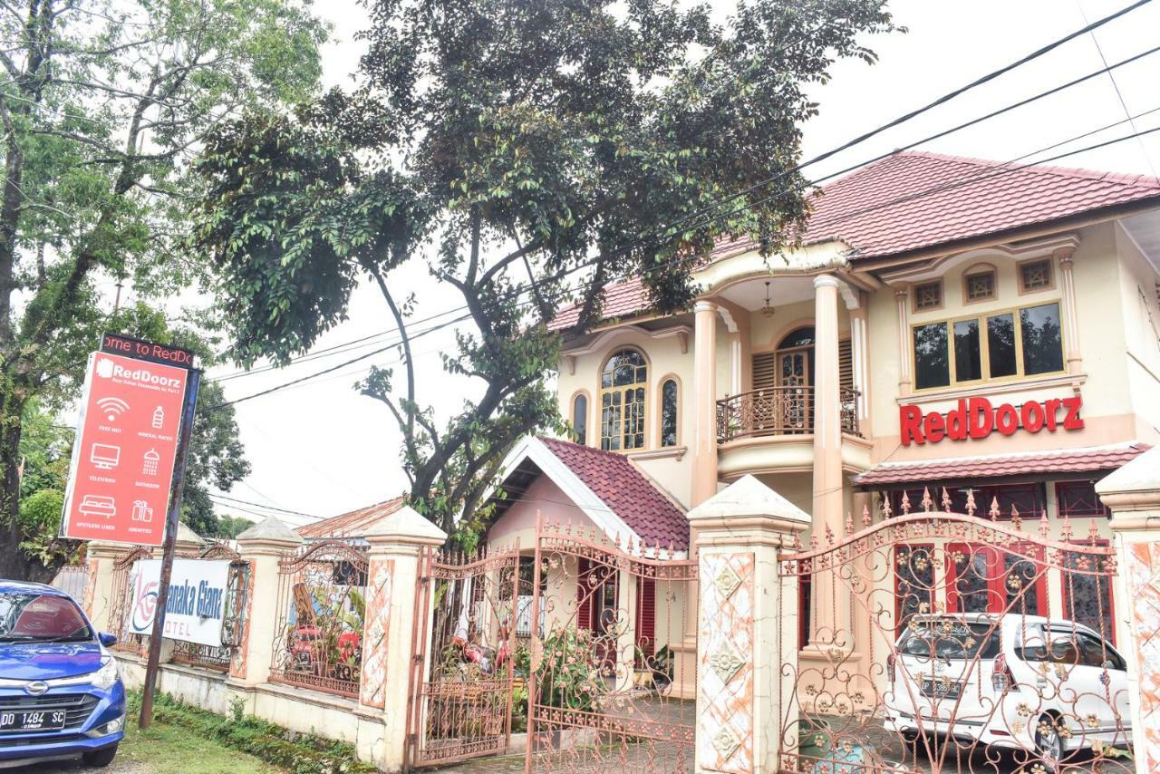 Hotel Reddoorz Near Sultan Hasanuddin Airport 2 Makassar Exterior foto