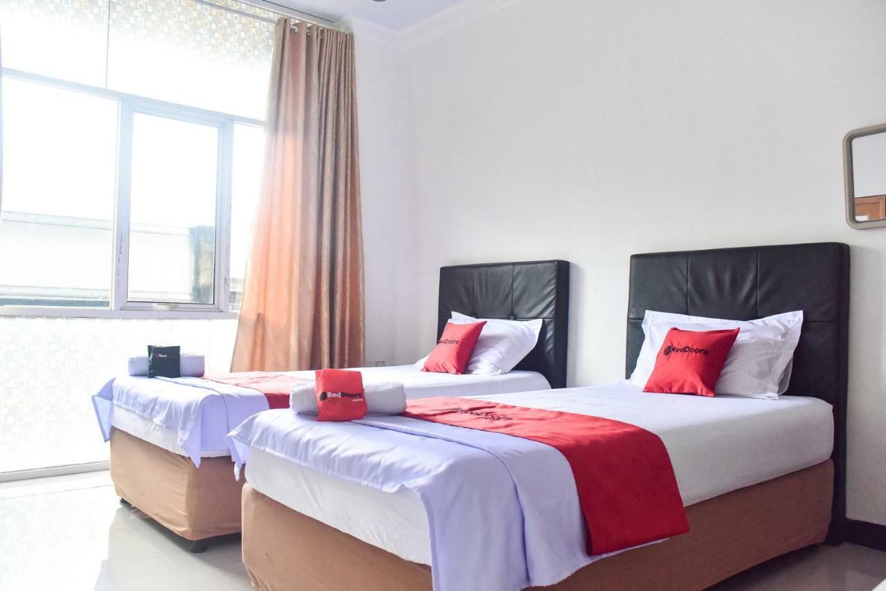 Hotel Reddoorz Near Sultan Hasanuddin Airport 2 Makassar Exterior foto