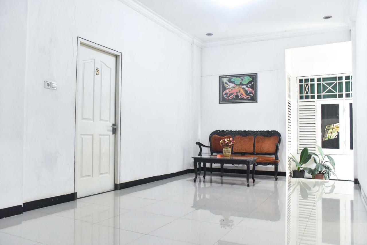 Hotel Reddoorz Near Sultan Hasanuddin Airport 2 Makassar Exterior foto