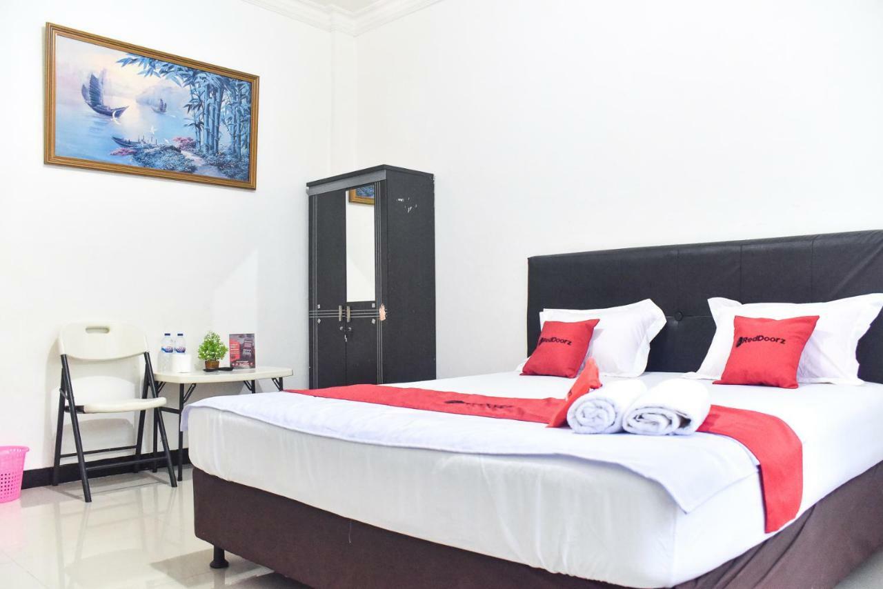 Hotel Reddoorz Near Sultan Hasanuddin Airport 2 Makassar Exterior foto