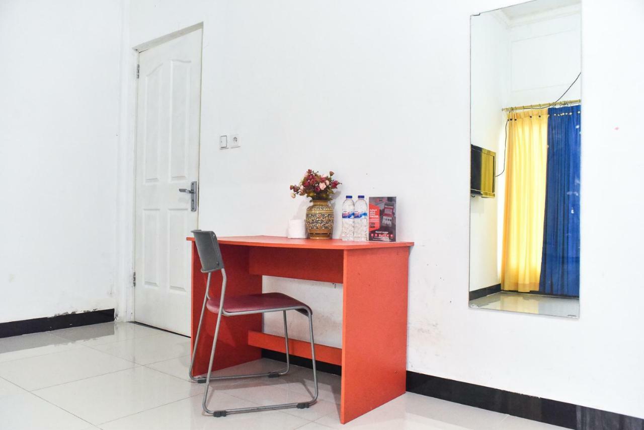 Hotel Reddoorz Near Sultan Hasanuddin Airport 2 Makassar Exterior foto