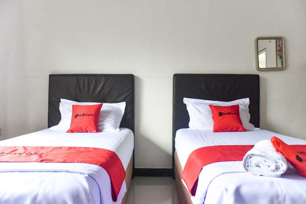 Hotel Reddoorz Near Sultan Hasanuddin Airport 2 Makassar Exterior foto
