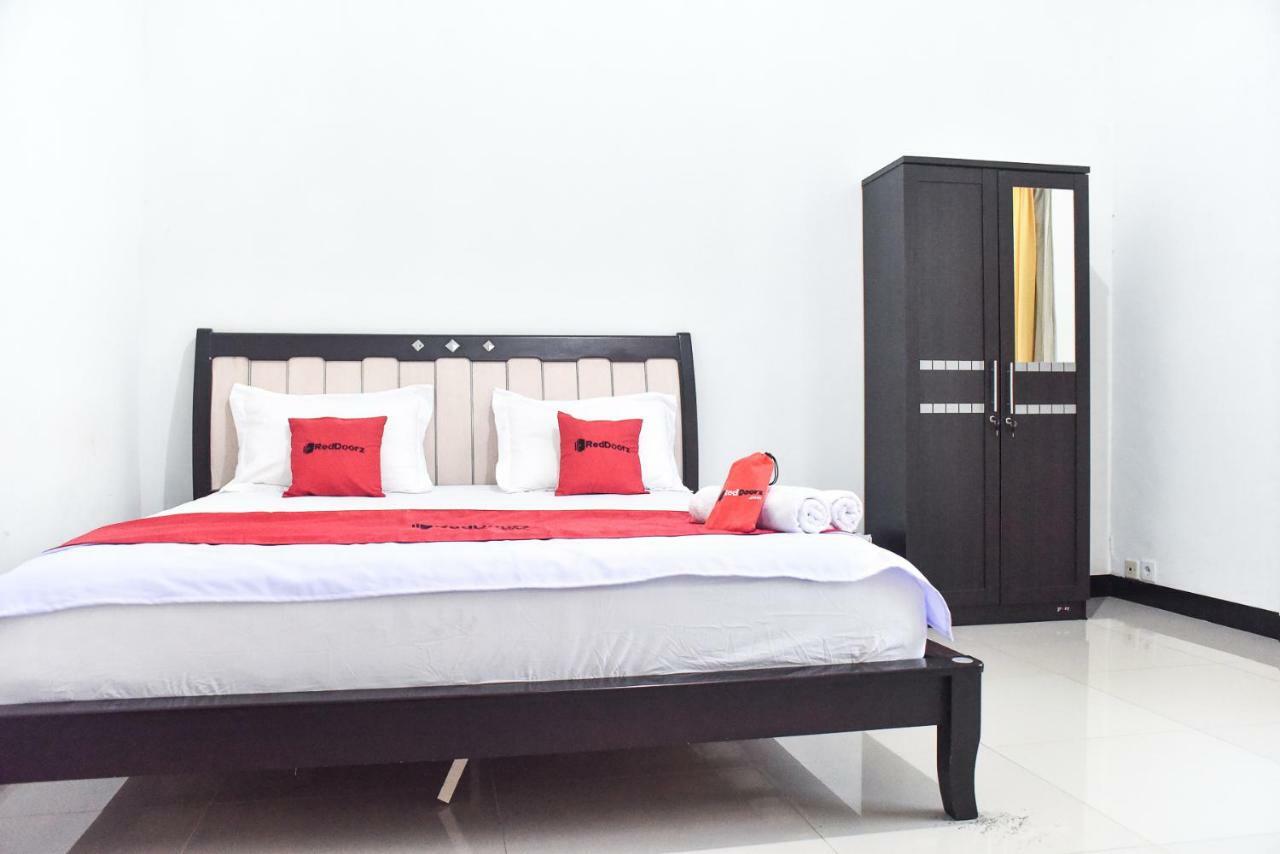 Hotel Reddoorz Near Sultan Hasanuddin Airport 2 Makassar Exterior foto